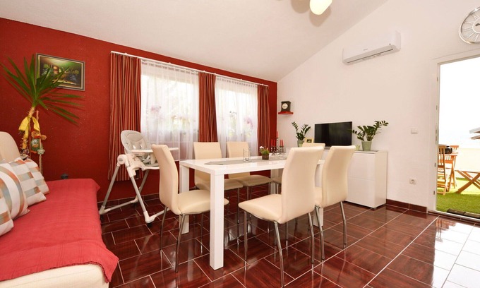 Obrovac Apartment | Lovely apartment for 4 guests with WIFI, A/C, TV, terrace and parking