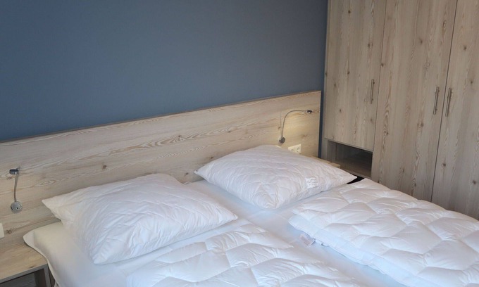 Wremen Apartment | Lovely apartment for 6 guests with WIFI, TV, pets allowed and parking