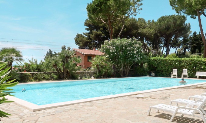 Latte Apartment | Lovely apartment for 4 guests with WIFI, pool, TV, balcony and parking