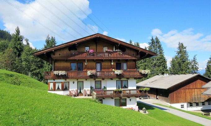Emberg Apartment | Lovely apartment for 11 guests with WIFI, TV, balcony and parking