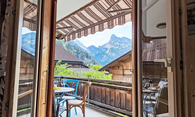 Kandersteg Apartment | Lovely apartment for 4 people with WIFI, TV, balcony, pets allowed and panoramic view
