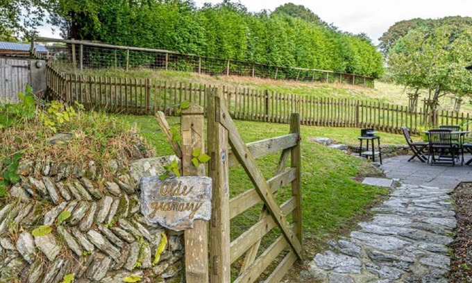 Fivelanes Apartment | Lovely apartment for 2 guests with WIFI, hot tub, TV, patio and pets allowed