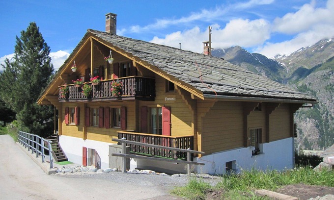 Graechen Apartment | Lovely apartment for 4 people with WIFI, TV, patio and pets allowed