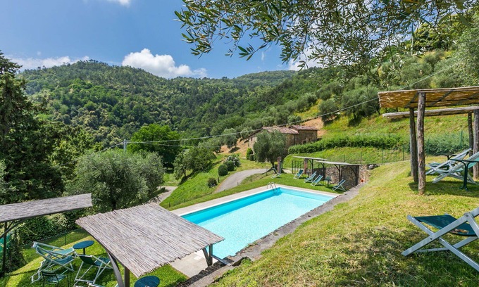 Pescia Apartment | Lovely apartment for 4 people with WIFI, pool, TV, patio and pets allowed