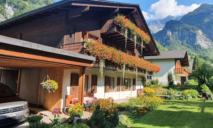 Elm Apartment | Lovely apartment for 7 guests with WIFI, TV, patio and panoramic view