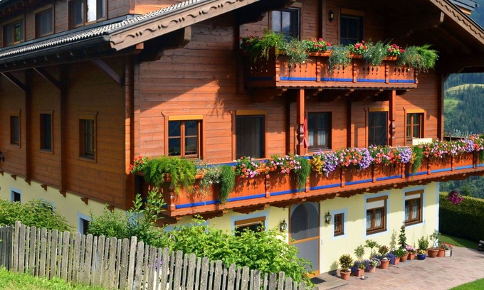 Taxenbach Villa | Lovely apartment in villa for 12 people with WIFI, pool, TV, patio and parking