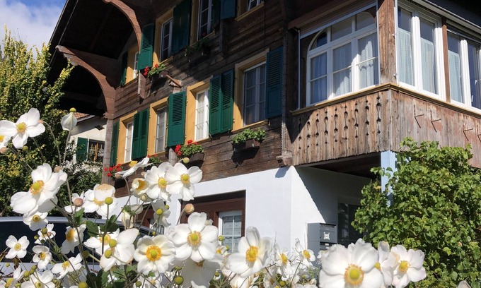 Boenigen Apartment | Lovely apartment in classic Chalet by the lake