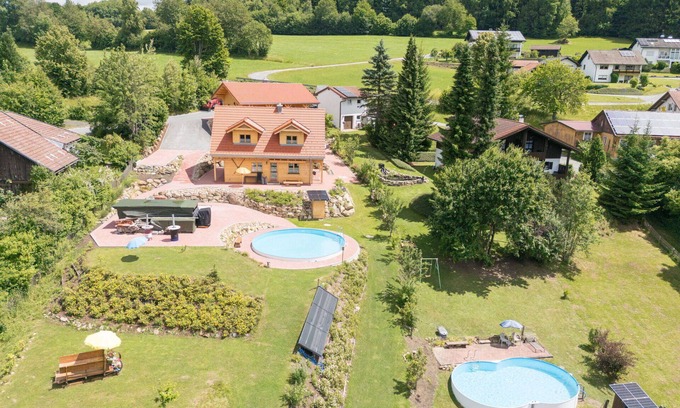Oberkreuzberg House | Lovely apartment in villa for 6 guests with WIFI, hot tub, pool, TV, patio and parking