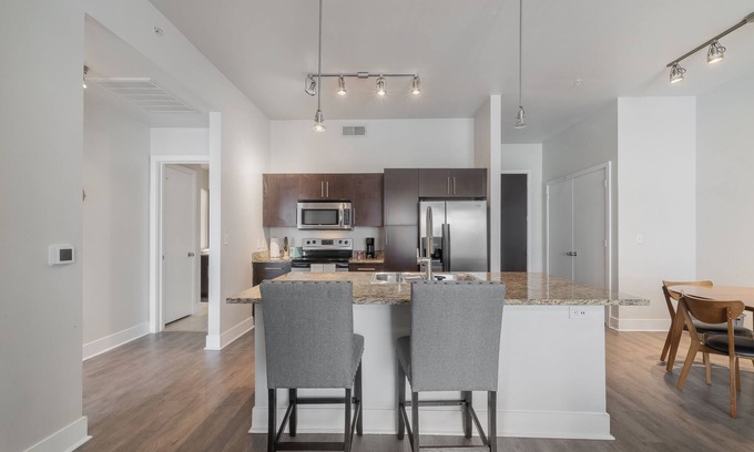 Oak Lawn Apartment | Lovely Apartment in Uptown hub