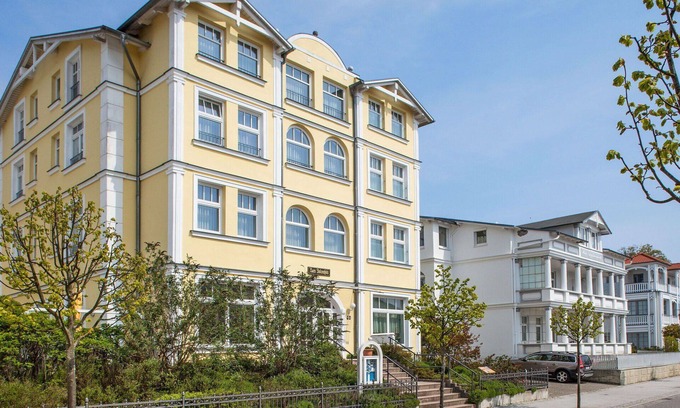 Sellin Villa | Lovely apartment in villa for 2 guests with WIFI, TV, terrace and pets allowed