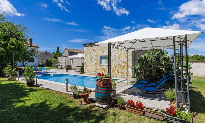 Pinezici House | Lovely apartment in villa for 6 people with WIFI, A/C, pool, TV, terrace, pets allowed and parking