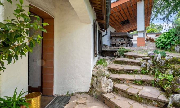 Leggiuno House | Lovely apartment in villa for 6 guests with TV, terrace and pets allowed