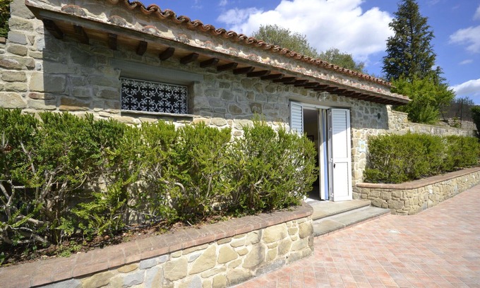 Il Borgo Villa | Lovely apartment in villa with hot tub, WIFI, pool, A/C, TV and panoramic view, close to Cortona