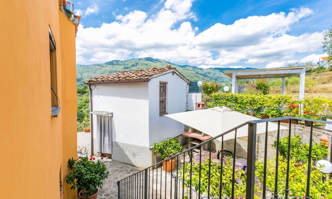 Aramo House | Lovely apartment in villa for 3 people with WIFI, pool, TV and terrace