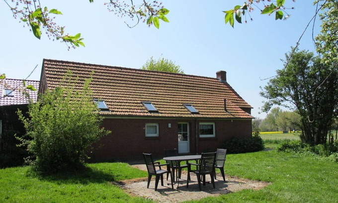 Bunde House | Lovely apartment in villa for 14 people with WIFI, TV, terrace, pets allowed and parking