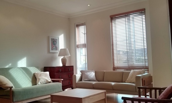 Chiswick Riverside Apartment | Lovely apartment with underground parking + balcony in Kew, Richmond London