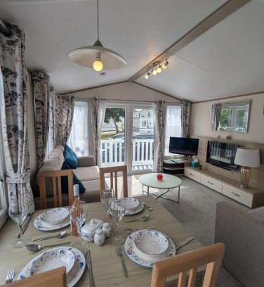 New Forest District Resort | LOVELY BRIGHT AND AIRY CARAVAN ON THE 5 Star SHOREFIELD COUNTRY PARK ENTERTAINMENT PASSES INCLUDED
