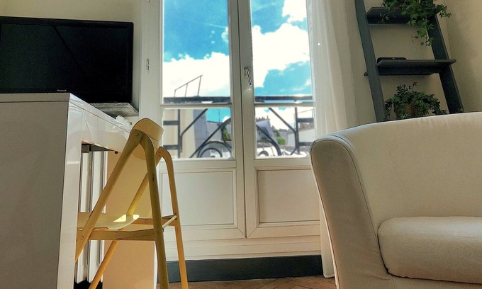 Enfants-Rouges Apartment | Lovely bright and quiet 2-room apartment, Marais. 5th floor.