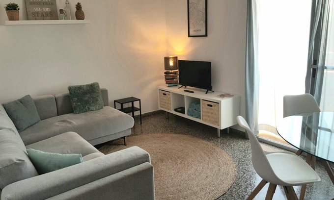 El Cabanyal Apartment | Lovely bright apartment, 550mtr of the beach and free Wifi