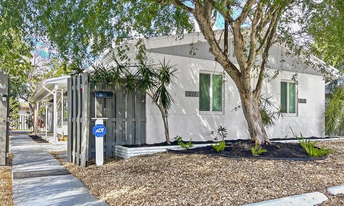 Santa Barbara Estates House | Lovely & Bright Comfy Home: 2 BR 1 BA Walk to Beach, Yard, Parking