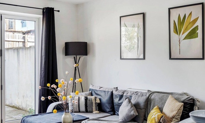 Hanham Apartment | Lovely Bristol Gem - Sleeps 22