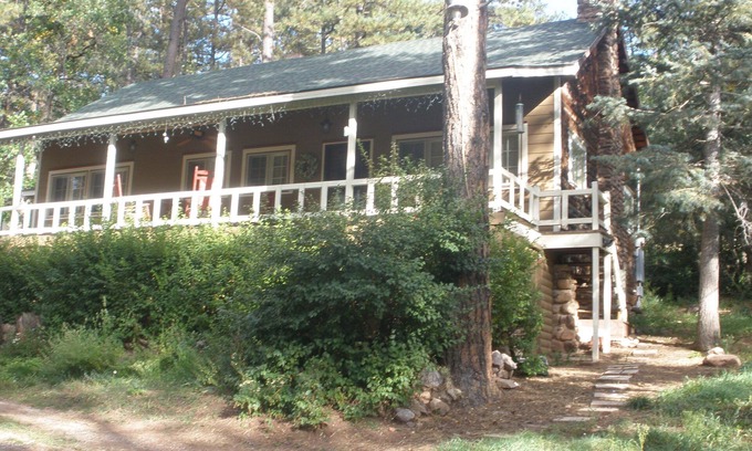 Beulah House | Lovely cabin a midst majestic pine trees
