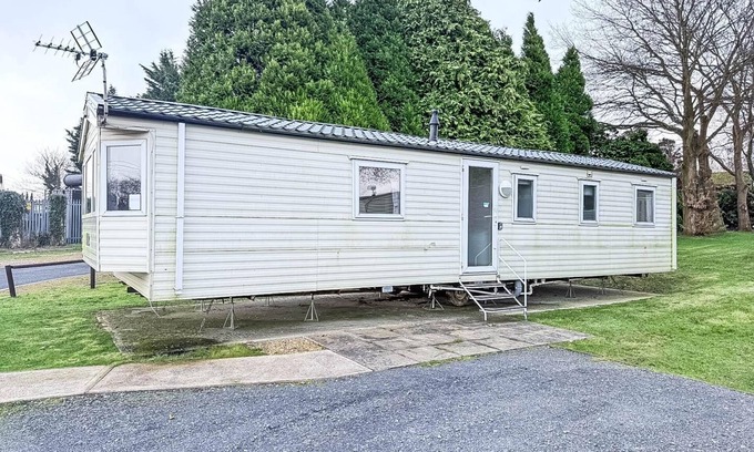 Shanklin House | Lovely caravan at Lower Hyde Holiday Park, Isle of Wight ref 24001G