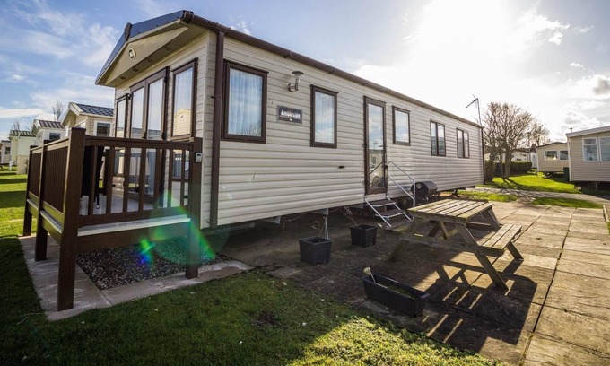 Hopton on Sea House | Lovely caravan with decking at Haven Hopton Park, by the beach ref 80017S