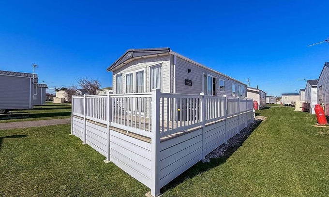 Pakefield House | Lovely caravan with seaviews, Wi-Fi and decking near Pakefield beach ref 68040CR