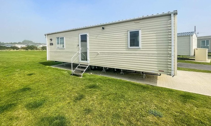Winestead House | Lovely caravan with WiFi at Sand Le Mere Holiday Park in Yorkshire ref 71004TV