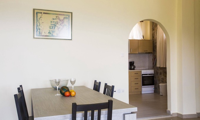Aristotelis Apartment | Lovely comfortable apartment on a hill by the sea
