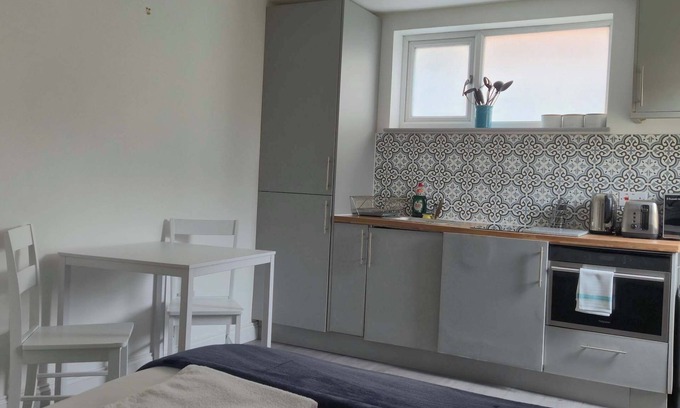 Woodford Halse Apartment | Lovely Cosy Studio with Garden and Parking