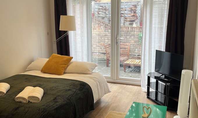 Holloway Apartment | Lovely Entire Flat with Private Garden in Islington/Central London