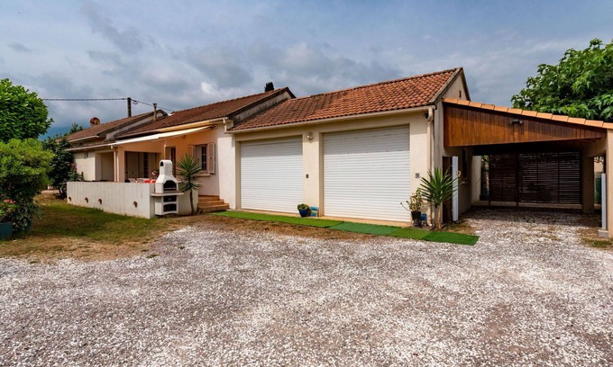 Santa-Lucia-di-Moriani House | Lovely apartment in villa for 6 guests with WIFI, TV, patio and pets allowed