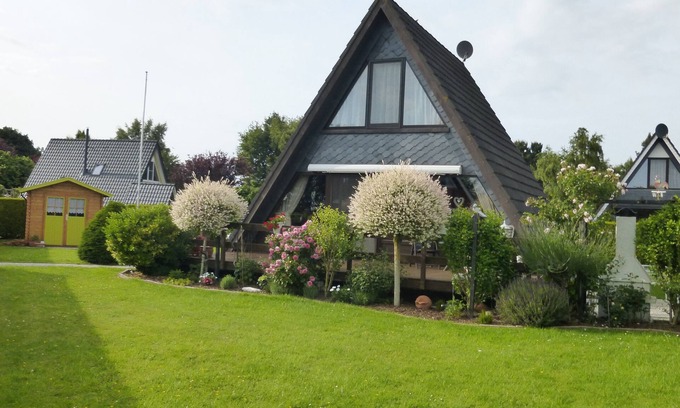 Fedderwardersiel House | Lovely furnished house on the outskirts of a vacation park with a large garden