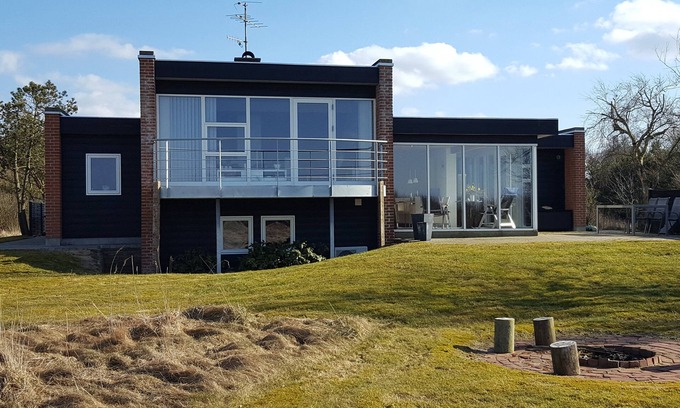 Morsø Municipality House | Lovely holiday house located at the 1st row close to the beach. Free Wi-fi.