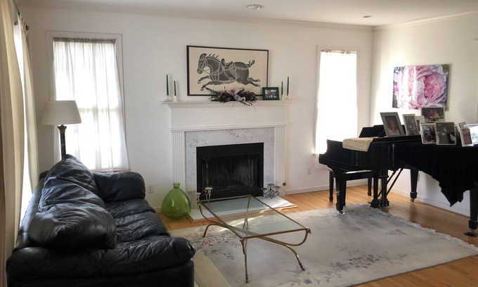 Old Greenwich House | LOVELY home in GREAT location in Old Greenwich. Walk to town & beach!