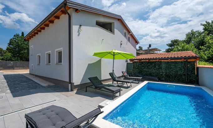 Peroj House | Lovely home in Peroj with WiFi