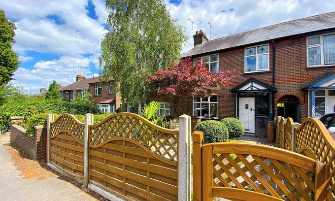 Luton House | Lovely House with Garden in Luton