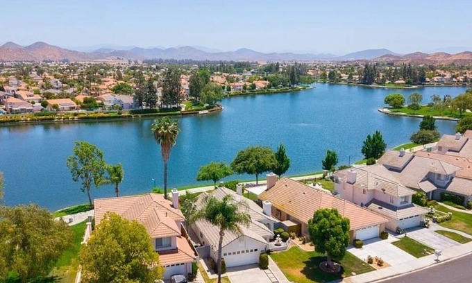Menifee House | Lovely Lakehouse with Indoor Spa Tub Suite and Stunning Views