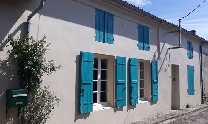 Burie House | Lovely Large Charentaise House Near Shops For Families Or Couple