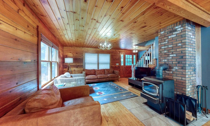 Bartlett House | Lovely Log Cabin Near Slopes W/Free WiFi, Firepit, & Gourmet Kitchen - Dogs OK