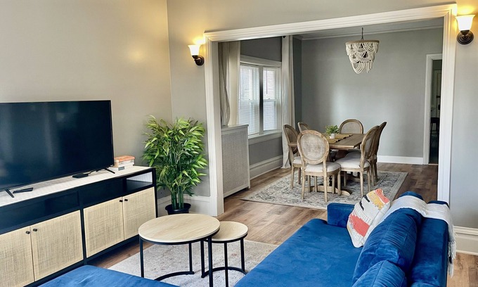 Oak Park Apartment | Lovely Oak Park Boho Vintage 3bd/1ba. Located near public transit/free parking