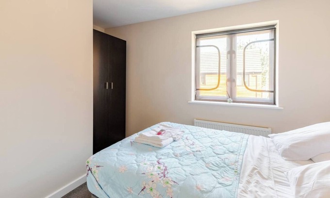 Milton Keynes Apartment | Lovely ONE Bedroom Apartment in Milton Keynes with Parking & Garden