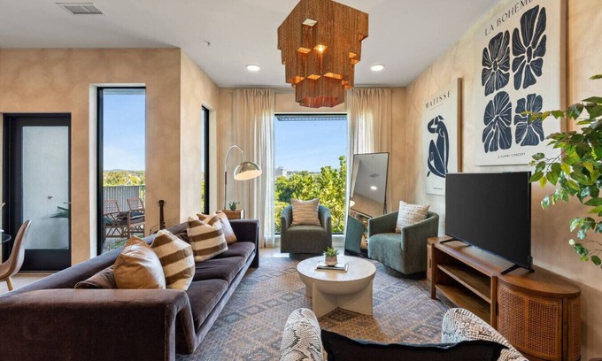 North Capitol Apartment | Lovely River View - Walk to Downtown, has Garage and Balcony