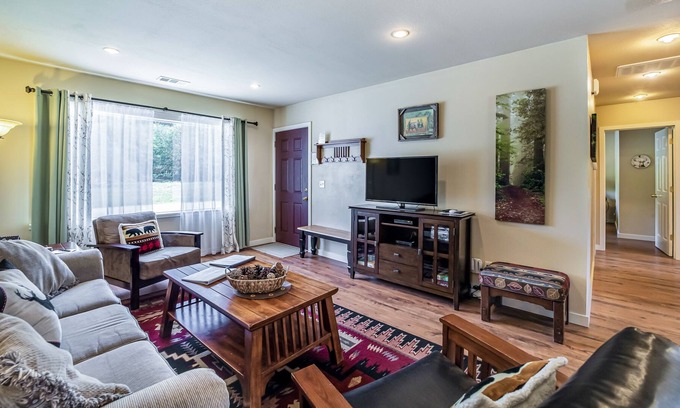 Orick Cabin | Lovely Secluded Getaway Near State Parks & Beach w/ Gas Grill & Free WiFi
