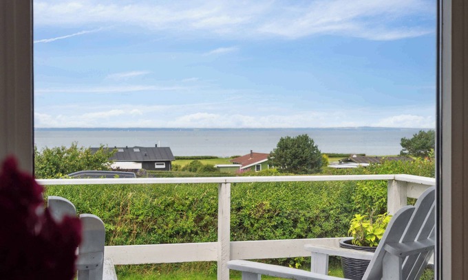 Skastrup Strand House | Lovely summerhouse by Skaastrup Strand w sea view