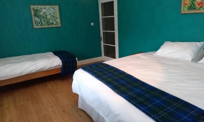 Kingussie Apartment | Lovely super king family studio-garden view