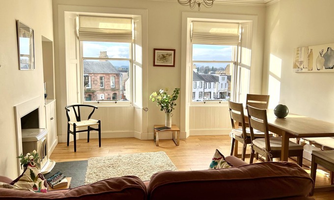 Melrose House | Lovely Townhouse with own garden overlooking the Square sleeps 2-5+ comfortably