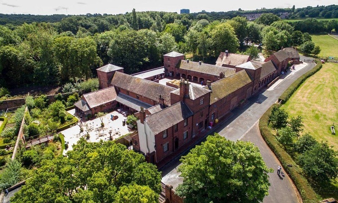 West Bromwich Apartment | Lovely Two-Bedroom Apartment with Car Park